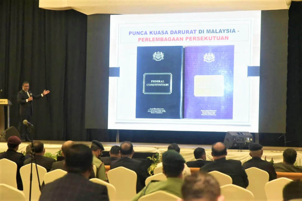 Takiyuddin dalam sesi taklimat dan penerangan mengenai Darurat Covid-19.