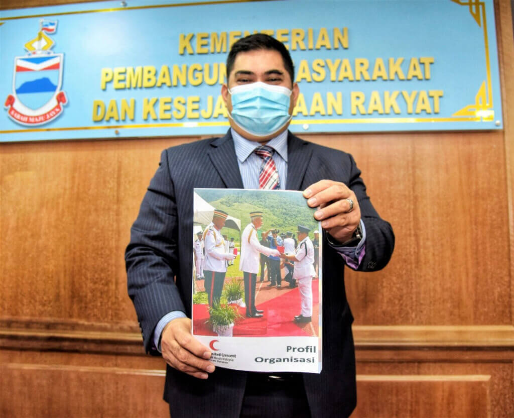 Ir Shahelmey menunjukkan portfolio BSMM Daerah Putatan yang diserahkan kepada beliau.
