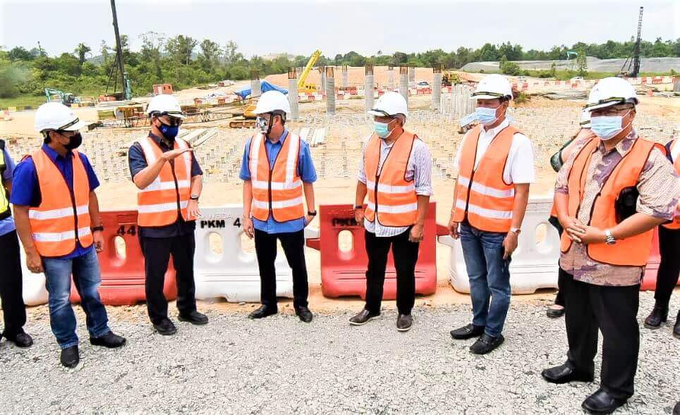 LAWAT...Fadillah (tengah) diiring Bung (dua dari kanan) dan Limus (kanan) melawat tapak Projek Lebuhraya Pan Borneo Sabah (WP04).