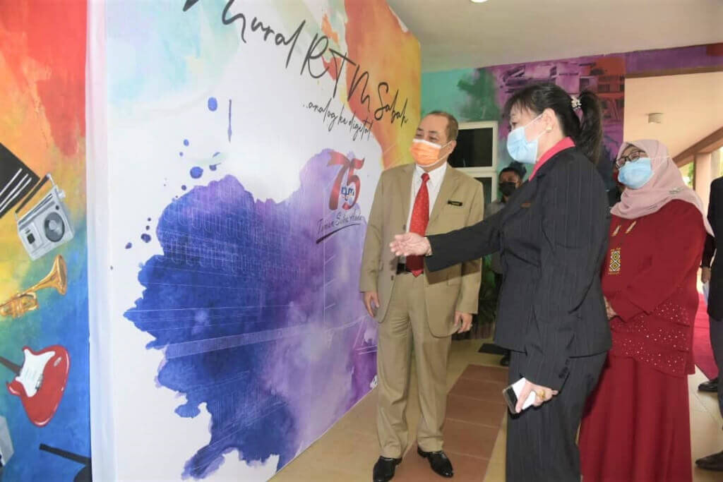Hajiji tertarik dengan hasil mural di sekitar bangunan RTM Sabah yang turut menceritakan perubahan semasa era penyiaran dari sistem analog ke teknologi digital.