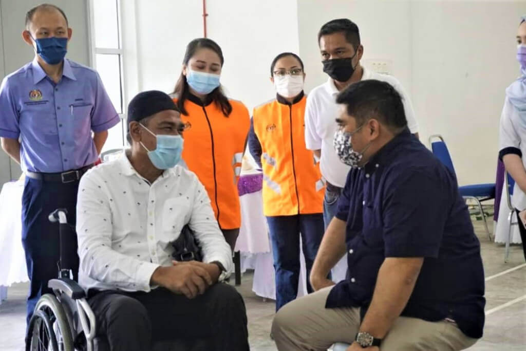 Shahelmey (kanan) turut menyantuni penduduk PPR Taman Sri Serigai.