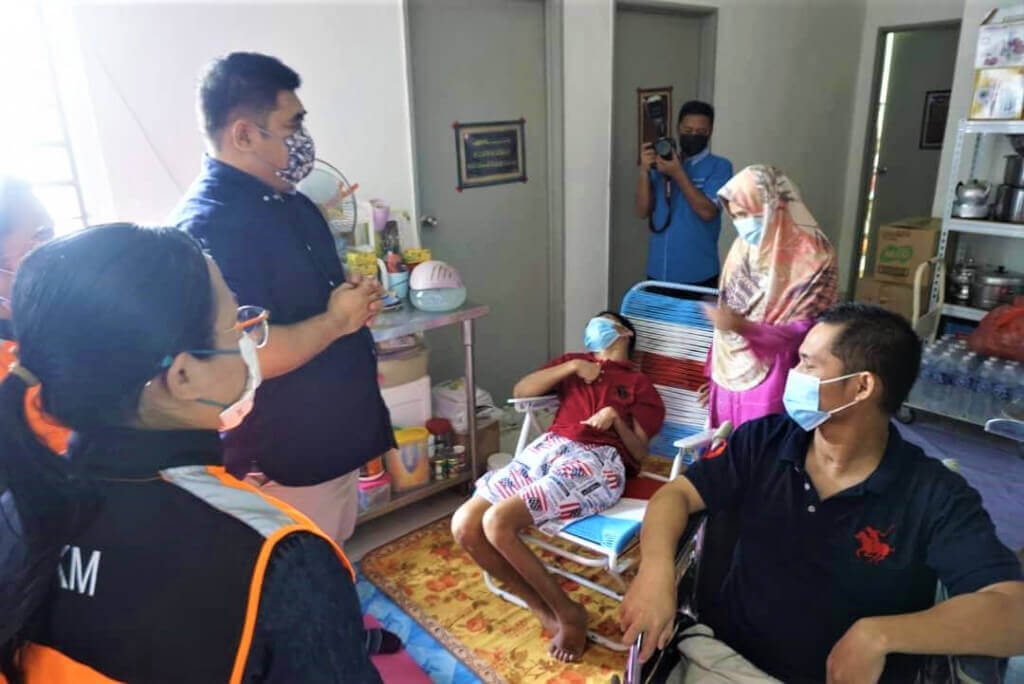 ZIARAH....Shahelmey (dua dari kiri) menziarahi lima buah rumah penduduk PPR Taman Sri Serigai dan menyampaikan Bakul Makanan Permai.