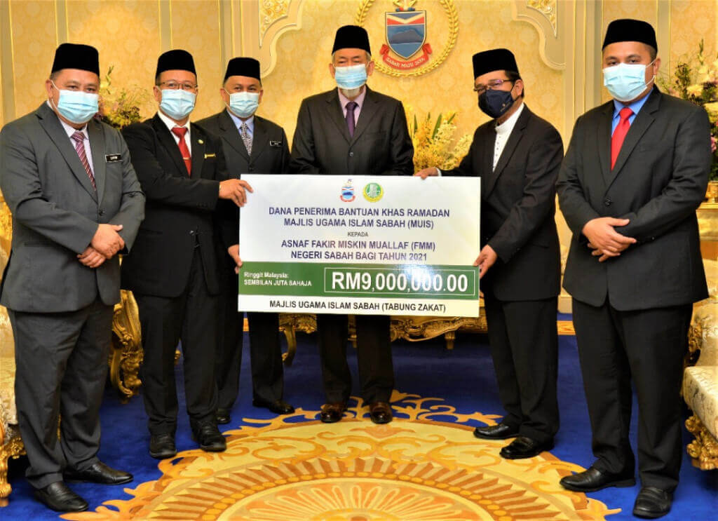 SAKSI...Tun Juhar (tiga dari kanan) semasa menyaksikan simbolik penyerahan bantuan ramadan.