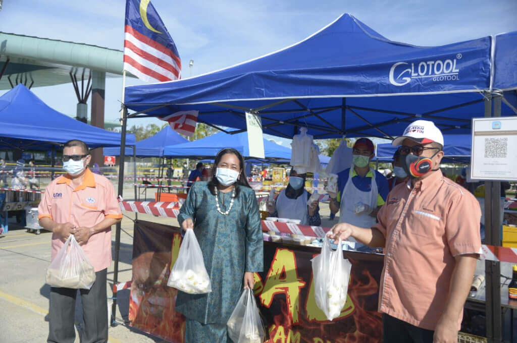 Dr. Fary (tengah) berkesempatan membeli juadah berbuka puasa selepas membuat tinjauan.
