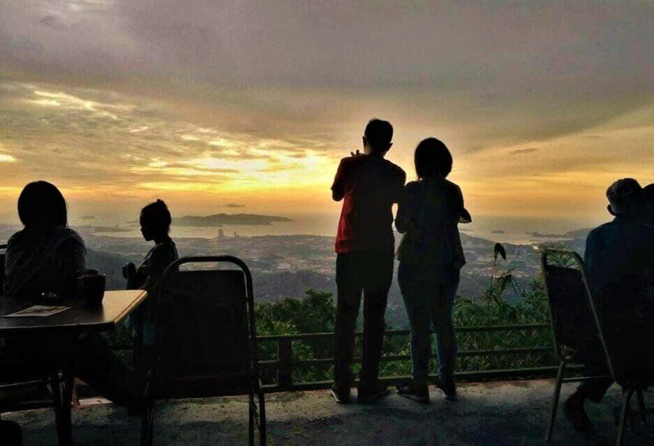 Pengunjung tidak terlepas merakam keindahan matahari terbenam dari salah sebuah gerai yang terletak di Bukit Kokol, Manggatal.