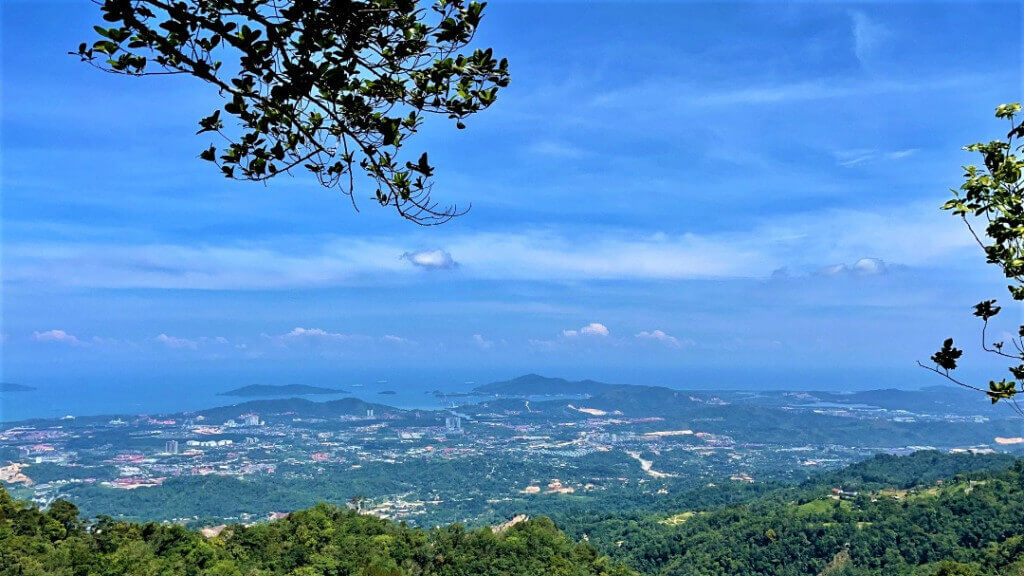 Pemandangan cerah bandar raya Kota Kinabalu dari gerai N.G Santai-Santai Cafe.