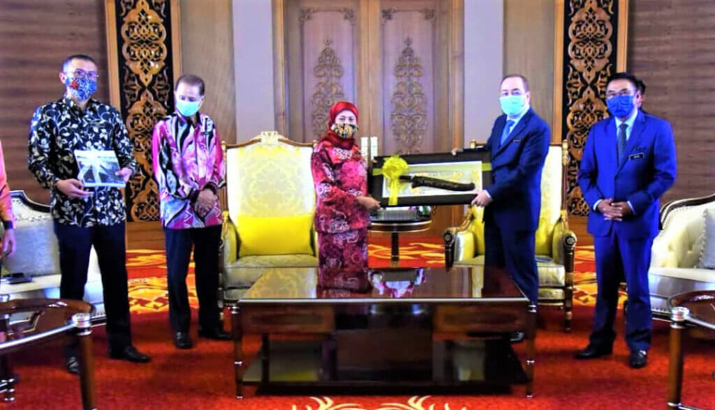 3.Cenderahati… Nancy (tengah) menyampaikan cenderahati kepada Hajiji dalam sesi kunjungan hormat.