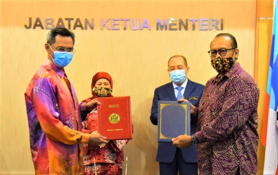 Timbalan Naib Canselor Hal Ehwal Pelajar UMS, Prof Madya Dr Raman Noordin (kiri) dan Ketua Pengarah LPSVN (kanan) bergambar bersama MoU yang ditandatangan sambil diperhati Nancy (dua dari kiri) dan Hajiji (dua dari kanan).