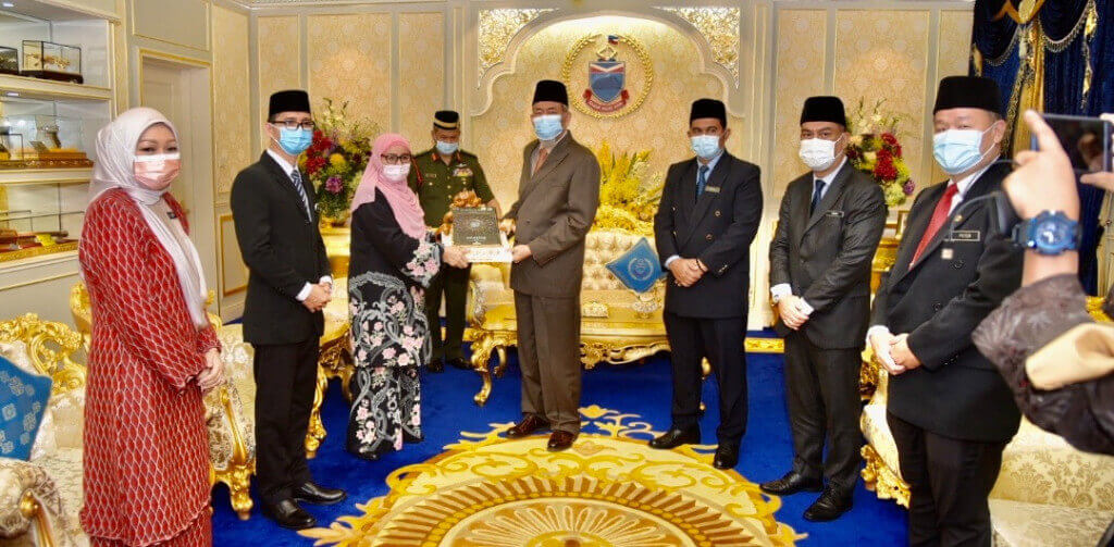 CENDERAMATA...Nadzerah (tiga dari kiri) menyampaikan cenderamata berupa senaskhah terjemahan Al-Quran kepada Tun Juhar, sambil diperhatikan oleh Harun (tiga dari kanan), Azman dan Peter (kanan) serta Penolong Pengarah Cawangan Komunikasi Korporat, Siti Mariam Aziz.