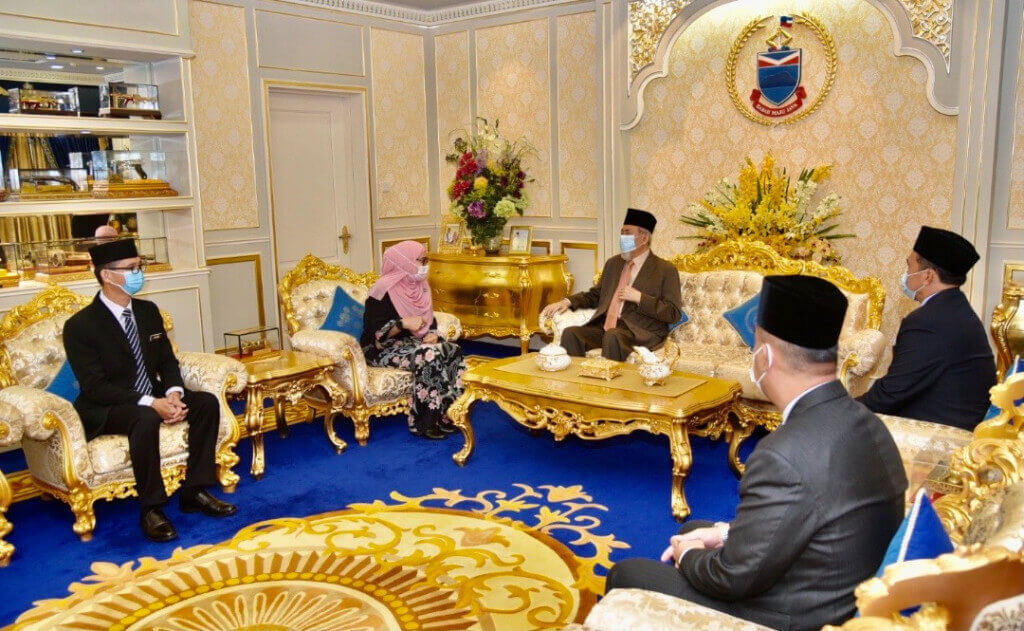 KUNJUNGAN...Tun Juhar (tengah) ketika menerima kunjungan hormat rombongan JaPen Sabah.