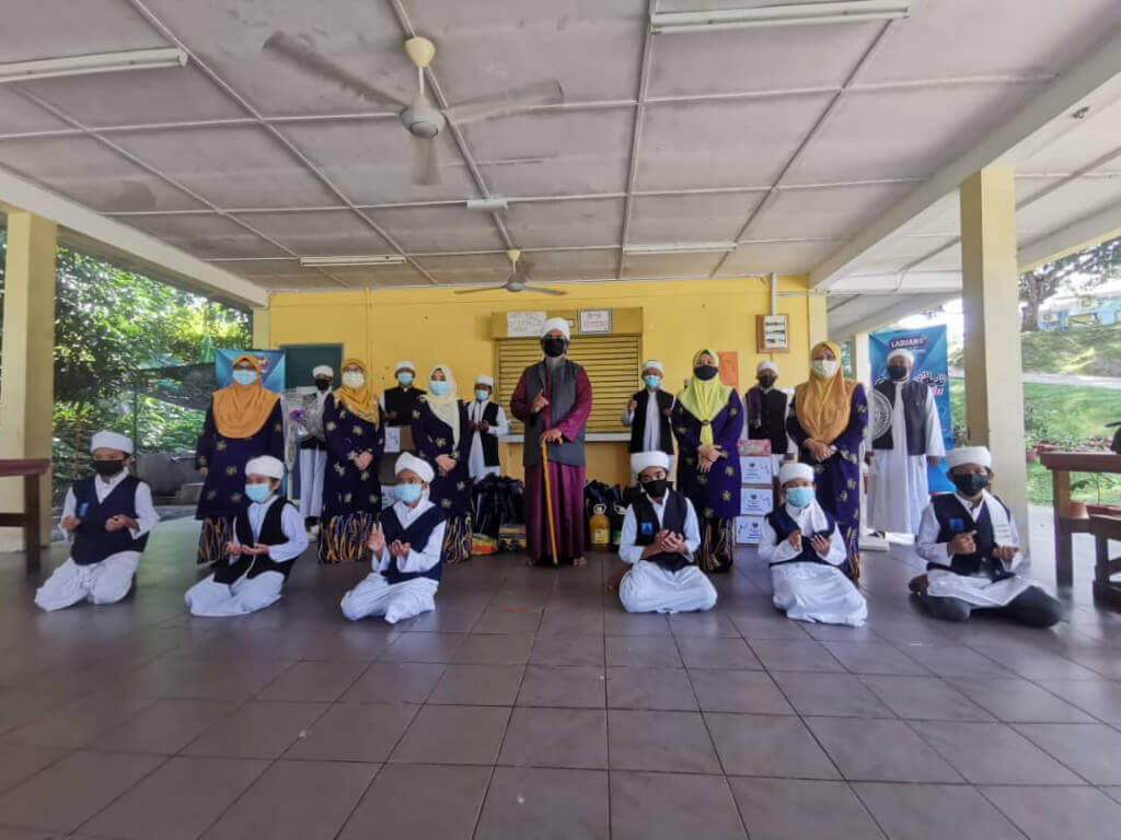 Dayang Monira (berdiri tiga dari kiri) bergambar kenangan bersama para pelajar tahfiz.