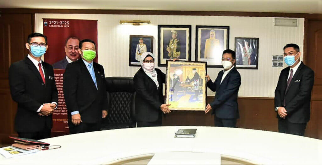 CENDERAMATA...Nadzerah (tiga dari kiri) menyerahkan cenderahati kenangan kepada Joachim sebagai tanda terima kasih menerima kunjungan.
