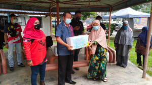 Dari kiri Puan Intandiana wakil Badan Amal Warga Asnaf (BAWA), Tuan Lim Ann Teck, Pengarah Penerangan Wilayah Persekutuan Kuala Lumpur menyampaikan sumbangan kepada golongan Asnaf di Perumahan Awam Seri Perak.