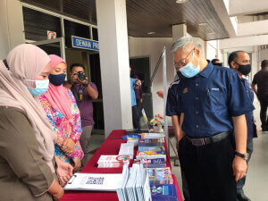 Timbalan Menteri Pengajian Tinggi Datuk Mansor membuat lawatan ke pameran, antaranya pameran JaPen setelah mengumumkan penawaran Pensijilan Profesional IMI Level 4.