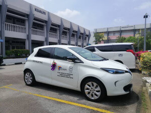 Mansor berpeluang memandu kereta elektrik yang disumbangkan oleh pihak MILI Auto & Hybrid Servis Sdn Bhd sebagai simbolik pengumuman penawaran kursus dalam majlis.
