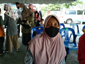 Engku Azizah Abd. Rahman,75 syukur dengan sumbangan barangan keperluan harian yang diterima.