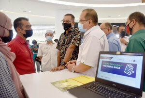 Timbalan Menteri Perdagangan Dalam Negeri dan Hal Ehwal Pengguna, Datuk Rosol Wahid yang meluangkan masa melawat kaunter pendaftaran vaksin Jabatan Penerangan Negeri Terengganu sebelum merasmikan Program Jelajah Franchise Bay Peringkat Negeri Terengganu di KTCC), Kuala Terengganu baru-baru ini.