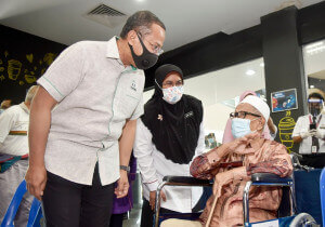 Menteri Besar Terengganu, Datuk Seri Dr. Ahmad Samsuri Mokthar beramah mesra bersama penerima vaksin COVID-19 di Pusat Pemberian Vaksin (PPV), Pusat Sains Kreativiti Terengganu, Kuala Terengganu, semalam.
