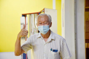 Lim Khun Teng, 83 antara penerima vaksin di Pusat Pemberian Vaksin (PPV), Pusat Sains Kreativiti Terengganu, Kuala Terengganu, semalam.
