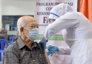 Salah seorang warga emas menerima suntikan vaksin COVID-19.