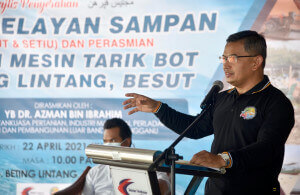 Pengerusi Jawatankuasa Pertanian, Industri Makanan, Perladangan, Komoditi dan Pembangunan Luar Bandar Negeri Terengganu, Dr. Azman Ibrahim ketika berucap merasmikan program, semalam.