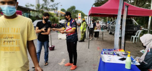 Pengedaran bahan penerbitan kepada pengunjung Bazar Ramadan.