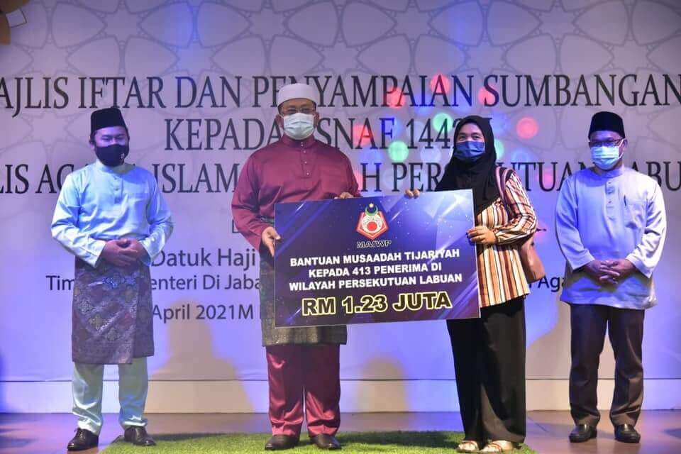 Ahmad Marzuk (dua dari kiri) menyampaikan sumbangan kepada wakil penerima bantuan Musaadah Tijariyyah 2021.