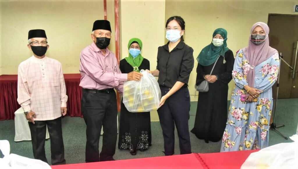 Hamzah (dua dari kiri) ketika menyampaikan sumbangan kepada wakil pelajar sambil disaksikan Matin (kiri), Nanih (tengah) serta Norhanieyati (kanan).