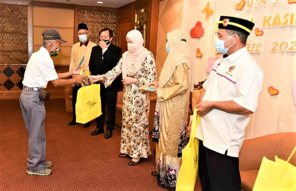 Toh Puan Norlidah (tiga dari kanan) menyampaikan sumbangan kepada Mohd Ghazali.