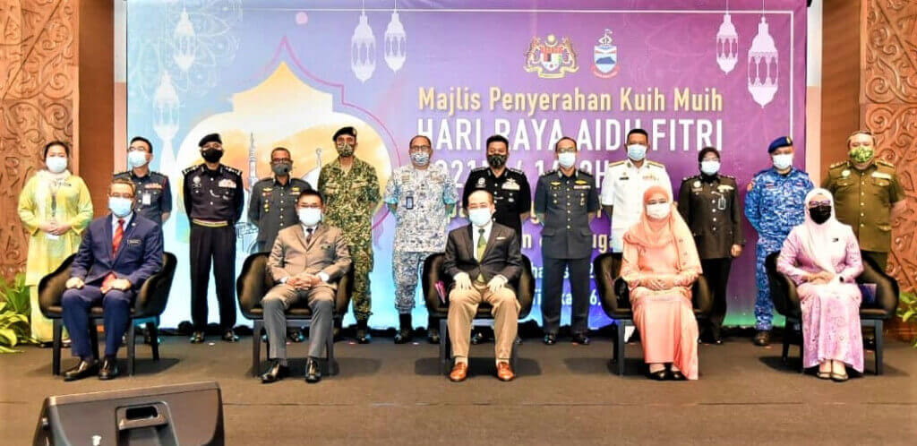 KENANGAN....wakil daripada pasukan keselamatan dan petugas kesihatan merakamkan gambar kenangan selepas majlis penyerahan berakhir.