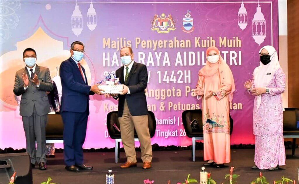 Zulkapli melakukan simbolik penyampaian sumbangan daripada Pejabat Setiausaha Persekutuan Sabah kepada Hajiji (tengah) buat pasukan keselamatan dan petugas kesihatan Sabah.
