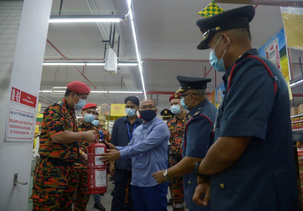 Ismaidi (dua dari kanan) memberi peneangan kepada Bashir (dua dari kiri) semasa melakukan pemeriksaan di salah sebuah pasaraya di sini.