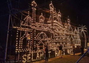 Ahli Persatuan Pelita memasang sebanyak 2,021 pelita untuk menghasilkan replika masjid ini. 