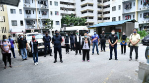Antara yang terlibat dalam Ops Pematuhan SOP di Cheras, Kuala Lumpur hari ini.