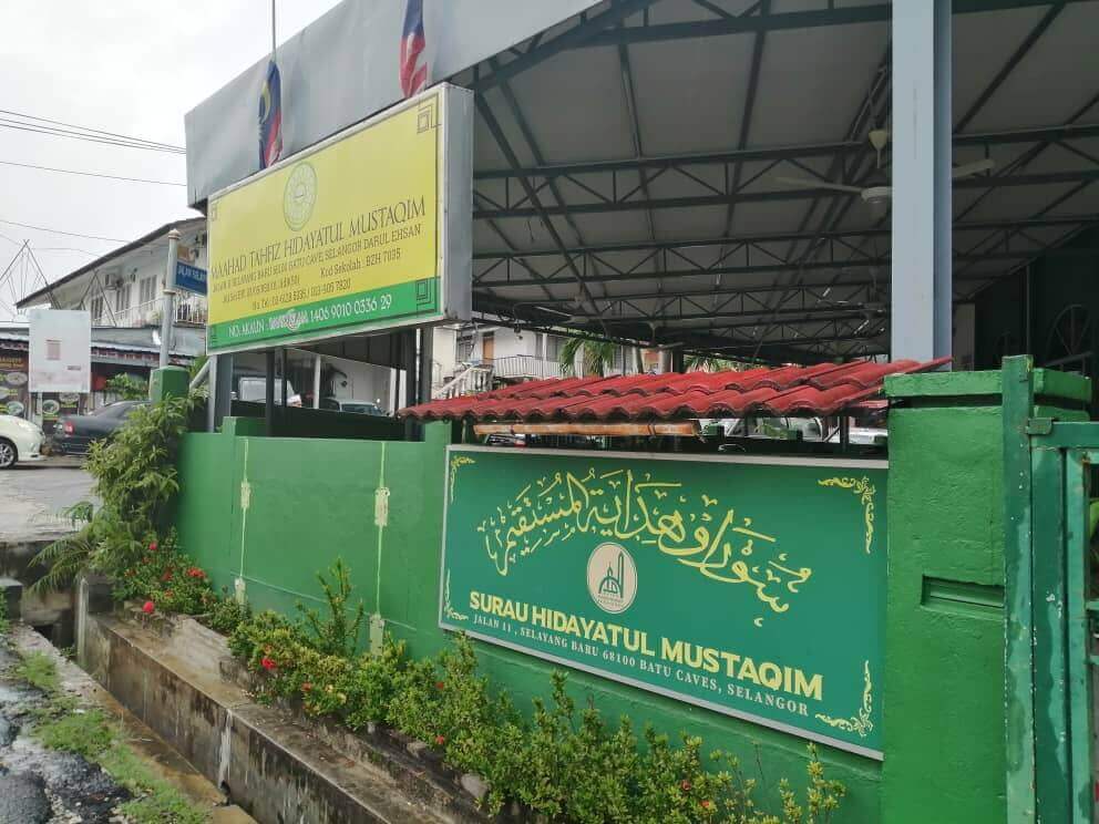 Di Surau Hidayatul Mustaqim ini Azizan bersama 58 orang yang lain dijangkiti virus Covid-19 selepas 27 pelajar tahfiz surau berkenaan mengalami gejala demam.