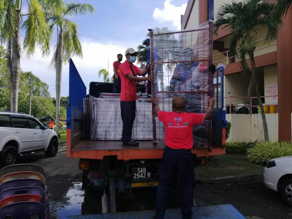 Sumbangan 400 tilam dan 200 katil bertingkat daripada Labuan FSA bagi kegunaan PKRC.