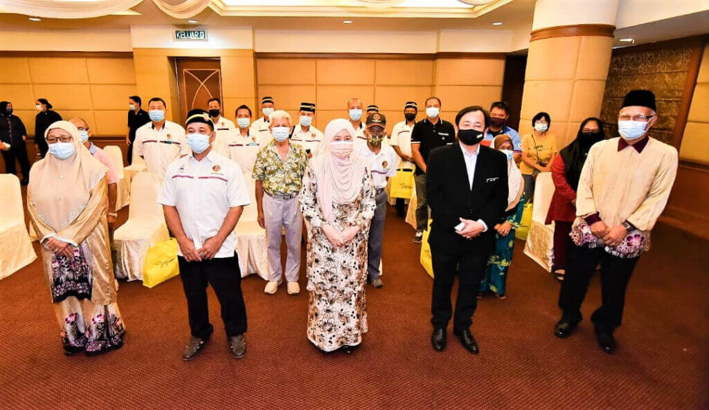 KENANGAN...Toh Puan Norlidah (tengah, depan) merakam gambar kenangan bersama Walter (dua dari kanan, depan) serta para penerima sumbangan YNJ.