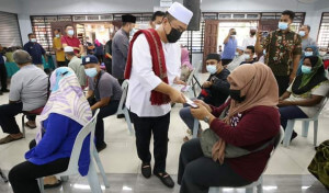 Ketua Menteri Melaka, Sulaiman Md Ali menyampaikan sumbangan kepada golongan asnaf Parlimen Hang Tuah Jaya.