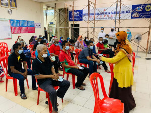 Pegawai Penerangan Daerah Melaka Tengah, Noor Adha Hashim memberi juadah moreh kepada Penghuni Vila Harapan.