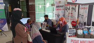 Petugas PMR Barat Daya sedang membantu pendaftaran Vaksin.