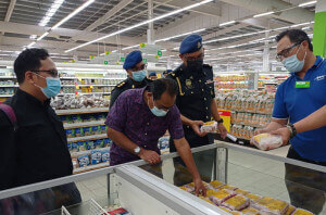 Pemantauan di salah sebuah pasaraya di Kuala Pilah.