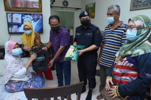 Ziarah Kotak Rezeki diketuai Shahnon Mohamad.