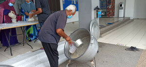 Dua periuk besar bubur lambuk boleh menghasilkan lebih kurang 300 bungkus bubur.