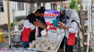 Persiapan agihan bubur lambuk.