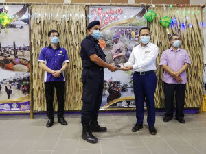 Pengurus Besar Hotel Paya Bunga Kuala Terenganu, Abdul Hadi Alias memberi sumbangan kepada wakil Polis Daerah Marang.