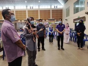 Pegawai Daerah Marang (kiri) bersama sebahagian petugas barisan hadapan menyampaikan ucapan raya serta peringatan pematuhan SOP buat masyarakat.