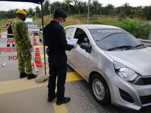 Pemeriksaan dokumen rentas negeri oleh anggota polis.