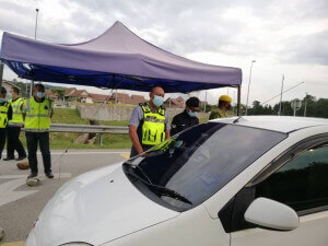 Ketua Polis Kemaman (tengah) Superintendan Hanyan Ramlan memerhati anggotanya memeriksa dokumen rentas negeri.