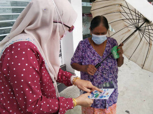 Zainab sedang diberi penerangan mengenai vaksin AstraZeneca oleh Marshita.
