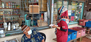 Edaran bahan penerbitan daripada petugas Pejabat Penerangan Daerah Barat Daya.